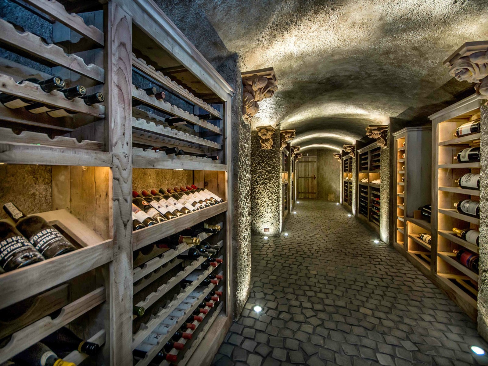 Погреб фото. Underground Wine Cellar|. Большой погреб. Винный погреб насыпной. Винный погреб на участке.